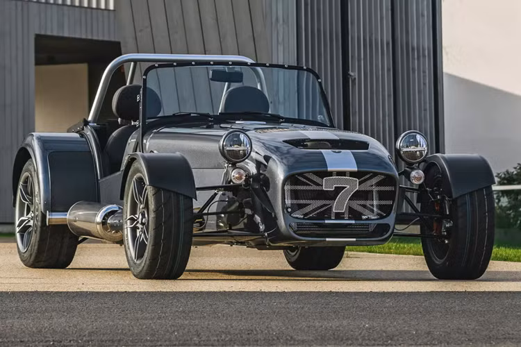 Caterham mới đây đã cho ra mắt mẫu xe cuối cùng với bản Seven 485 Final Edition, nhưng đây chưa phải mẫu xe cuối cùng khi thương hiệu đã trình làng phiên bản Seven CSR Twenty mới là mẫu xe đắt nhất mà Caterham từng sản xuất, mức giá xe Seven CSR Twenty 2025 khởi điểm là 79.995 bảng Anh (102.500 USD).