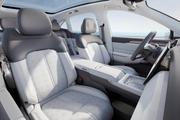 Xe được trang bị cụm đồng hồ kỹ thuật số và màn hình cảm ứng trung tâm 16 inch sử dụng công nghệ mini-LED với độ phân giải 3,5K. Xe còn có hệ thống thông tin giải trí và các chức năng khác được vận hành bởi chip Qualcomm Snapdragon 8295.