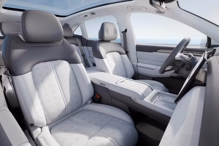 Xe được trang bị cụm đồng hồ kỹ thuật số và màn hình cảm ứng trung tâm 16 inch sử dụng công nghệ mini-LED với độ phân giải 3,5K. Xe còn có hệ thống thông tin giải trí và các chức năng khác được vận hành bởi chip Qualcomm Snapdragon 8295.