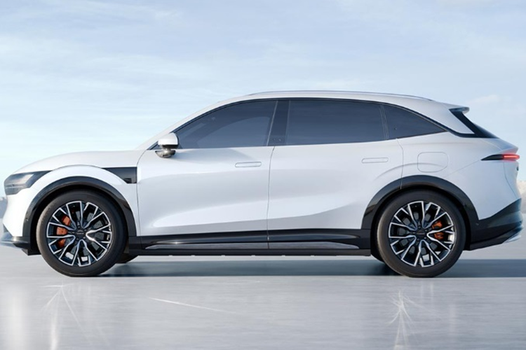 Nhờ hệ thống treo khí nén, khoảng sáng gầm xe SUV điện Zeekr 7X có thể đạt tối đa 230 mm. Zeekr 7X mang dáng dấp hiện đại vô cùng tinh tế. Đầu xe gây ấn tượng với dải đèn tương tác ngay phía trên đèn pha chính.