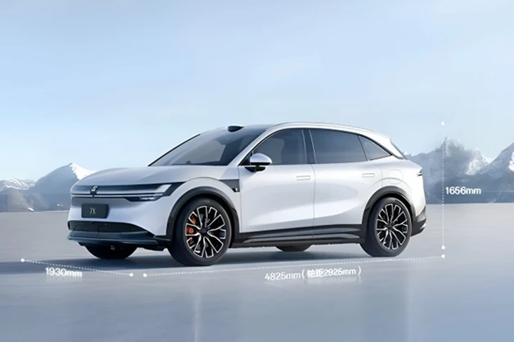 Zeekr 7X phiên bản cao cấp còn có ghế ngồi có chức năng sửa ấm, thông gió, màn hình cảm ứng OLED 2K 13 inch tích hợp vào mặt sau của ghế hành khách phía trước, mặt bàn có thể điều chỉnh điện và màn hình cảm ứng tích hợp vào tay vịn để truy cập các chức năng khác nhau từ phía sau.