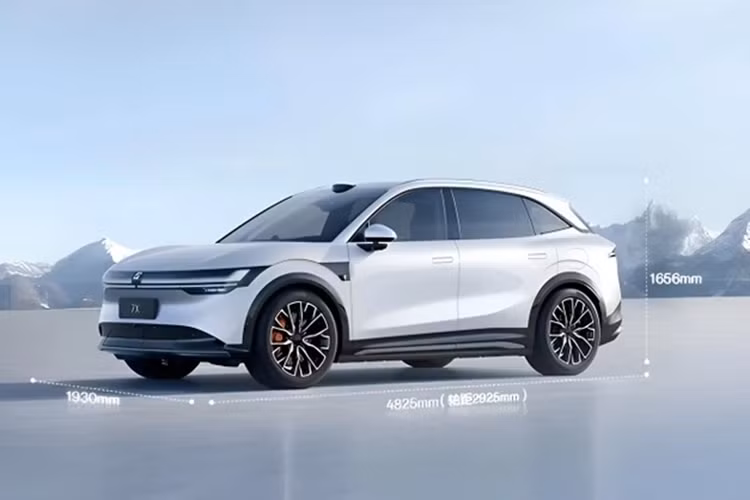 Zeekr 7X phiên bản cao cấp còn có ghế ngồi có chức năng sửa ấm, thông gió, màn hình cảm ứng OLED 2K 13 inch tích hợp vào mặt sau của ghế hành khách phía trước, mặt bàn có thể điều chỉnh điện và màn hình cảm ứng tích hợp vào tay vịn để truy cập các chức năng khác nhau từ phía sau.