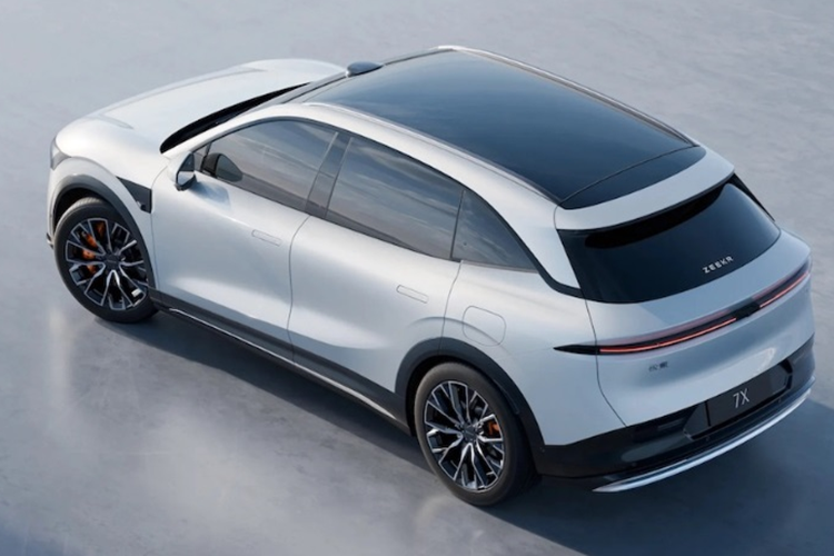 Đặc biệt, pin LEP có hỗ trợ sạc 5,5C (có thể sạc từ 10% lên 80% trong 10,5 phút thông qua sạc nhanh DC). Cung cấp sức mạnh cho Zeekr 7X là hai tùy chọn động cơ. Thứ nhất là phiên bản tiêu chuẩn được trang bị một motor điện ở trục sau cho công suất tối đa 415 mã lực.