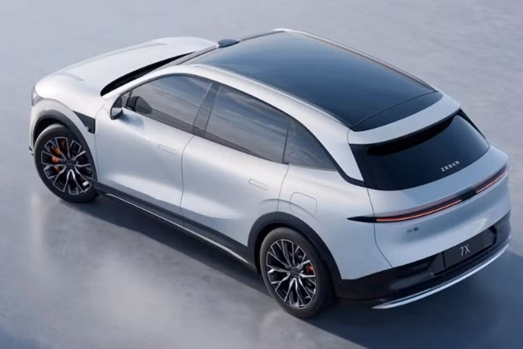 Đặc biệt, pin LEP có hỗ trợ sạc 5,5C (có thể sạc từ 10% lên 80% trong 10,5 phút thông qua sạc nhanh DC). Cung cấp sức mạnh cho Zeekr 7X là hai tùy chọn động cơ. Thứ nhất là phiên bản tiêu chuẩn được trang bị một motor điện ở trục sau cho công suất tối đa 415 mã lực.