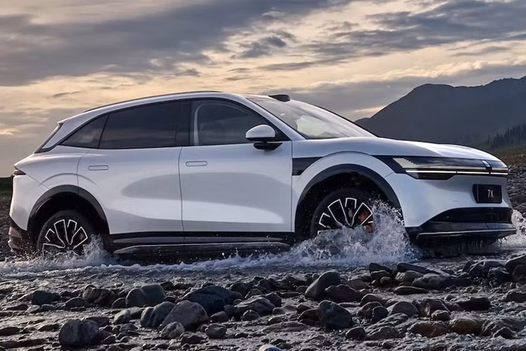 Zeekr 7X được xây dựng trên nền tảng PMA2+ với kiến trúc điện 800 V. Xe có 2 tùy chọn pin bao gồm LFP dung lượng 75 kWh cho phạm vi hoạt động lên đến 605 km theo tiêu chuẩn CLTC và pin NMC dung lượng 100 kWh cho phạm vi hoạt động lên đến 780 km.