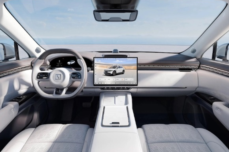 Zeekr 7X 2024 tại Trung Quốc còn có cảm biến LiDAR gắn trên nóc, cảm biến gắn trên chắn bùn, cùng tay nắm cửa dạng ẩn và đèn hậu “Super Red” trải dài toàn bộ chiều rộng của xe. Về nội thất, bên trong khoang cabin của Zeekr 7X được thiết kế tối giản với ít nút bấm vật lý nhưng vẫn vô cùng hiện đại.