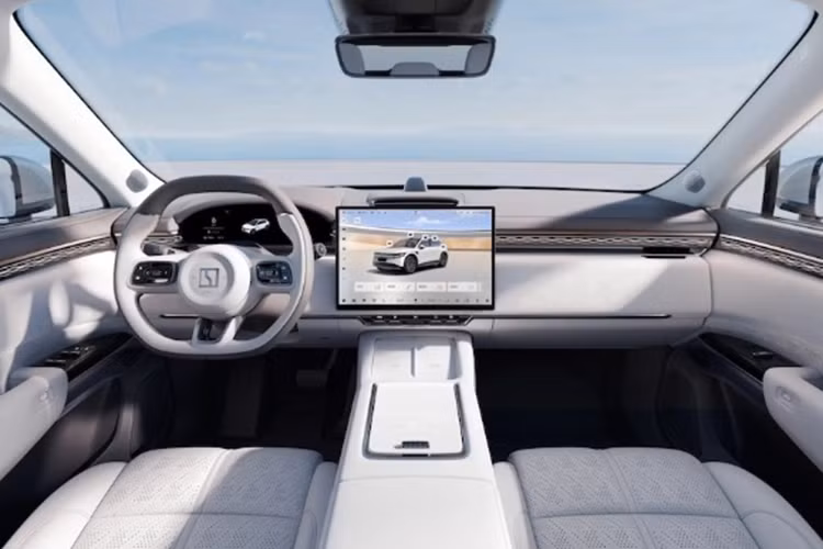 Zeekr 7X 2024 tại Trung Quốc còn có cảm biến LiDAR gắn trên nóc, cảm biến gắn trên chắn bùn, cùng tay nắm cửa dạng ẩn và đèn hậu “Super Red” trải dài toàn bộ chiều rộng của xe. Về nội thất, bên trong khoang cabin của Zeekr 7X được thiết kế tối giản với ít nút bấm vật lý nhưng vẫn vô cùng hiện đại.