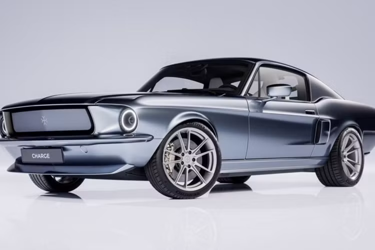 Mẫu xe Ford Shelby Mustang 1967 cổ điển này được chế tạo lại với với bộ pin đặt trên sàn, thân thép mới, nội thất hiện đại và công suất 536 mã lực và mô-men xoắn đạt mức 1.106 Nm.