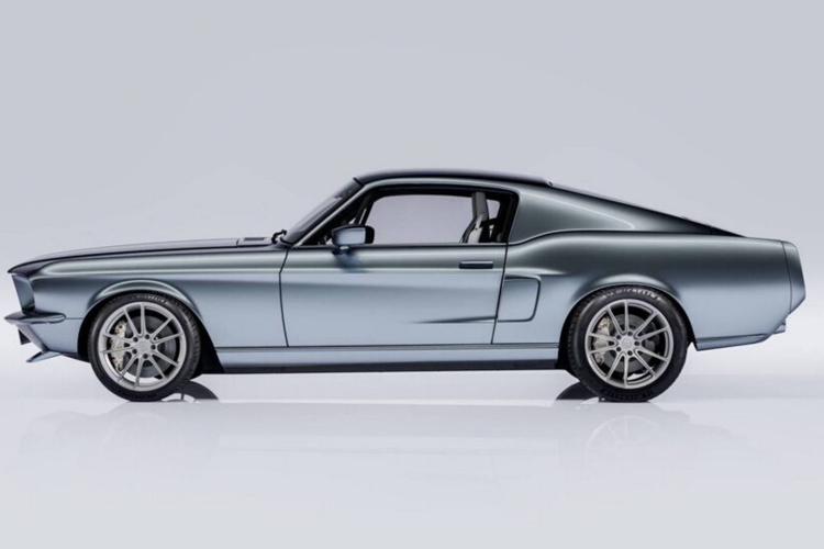 Ford thậm chí còn cấp cho Charge Cars giấy phép sản xuất một số các bộ phận trên xe điện Ford Mustang 1967 mà không cần mua thông qua thương hiệu này.