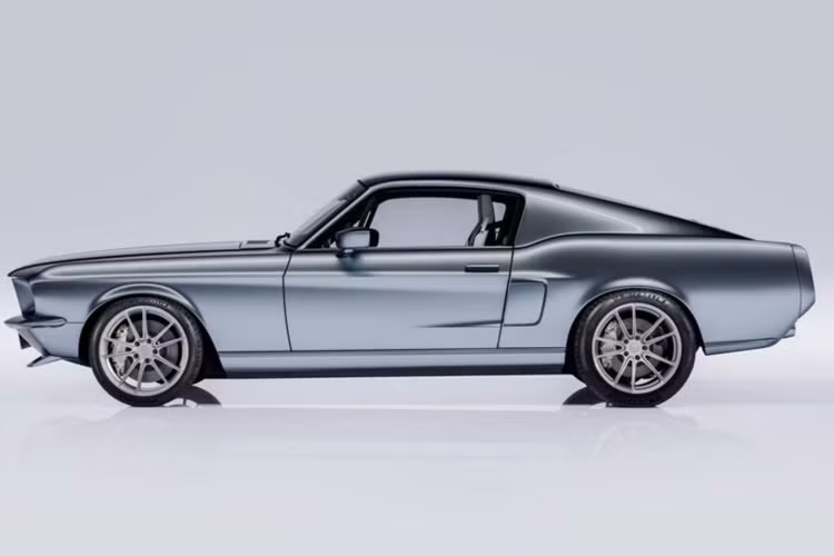 Ford thậm chí còn cấp cho Charge Cars giấy phép sản xuất một số các bộ phận trên xe điện Ford Mustang 1967 mà không cần mua thông qua thương hiệu này.