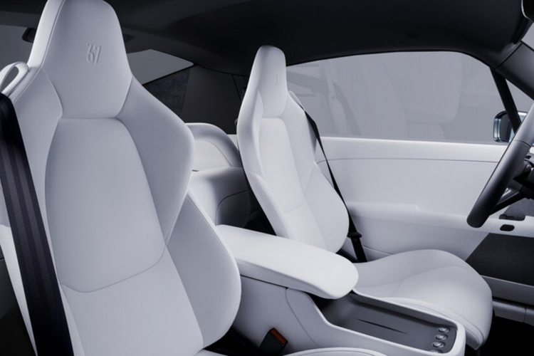 Hiện tại, thương hiệu chỉ bán ra duy nhất một phiên bản, mức giá xe Ford Shelby Mustang 1967 điện khoảng 350.000 bảng Anh (Hơn 440.000 USD - khoảng hơn 11 tỷ đồng).