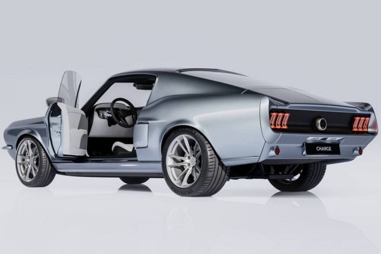 Một bộ pin 62 kWh tương đối nhỏ sẽ lưu trữ năng lượng điện cho động cơ và Charge Cars ước tính phạm vi hoạt động khoảng 322 km mỗi lần sạc. Các tùy chọn sạc bao gồm sạc nhanh DC 50 kW, chính vì vậy mà xe có thể sạc từ 20% đến 80% trong vòng dưới 1 tiếng.