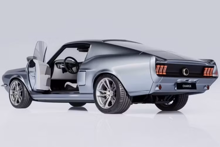 Một bộ pin 62 kWh tương đối nhỏ sẽ lưu trữ năng lượng điện cho động cơ và Charge Cars ước tính phạm vi hoạt động khoảng 322 km mỗi lần sạc. Các tùy chọn sạc bao gồm sạc nhanh DC 50 kW, chính vì vậy mà xe có thể sạc từ 20% đến 80% trong vòng dưới 1 tiếng.