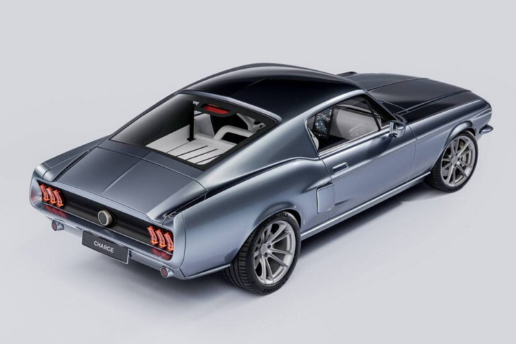 Với trang bị này, Charge Cars hé lộ chiếc Mustang 1967 chạy điện có khả năng tăng tốc từ 0 – 100 km/h chỉ trong 3,9 giây.