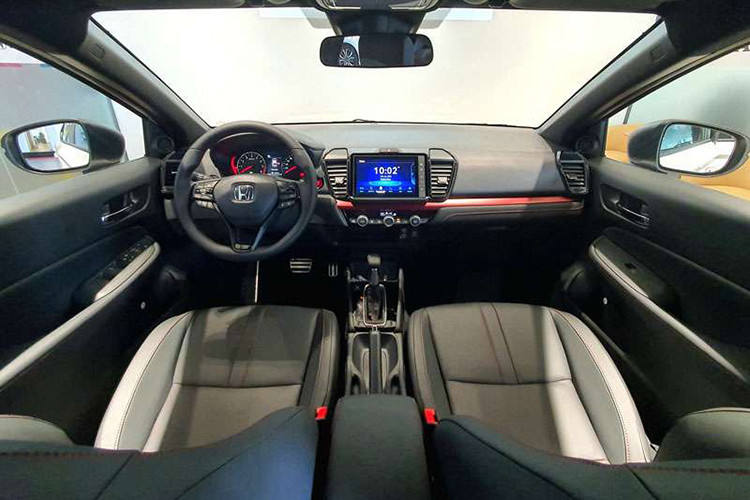 Chương trình ưu đãi của Honda Việt Nam sẽ được áp dụng cho khách hàng ký hợp đồng mua xe và hoàn tất thủ tục thanh toán 100% từ ngày 5/3 đến hết ngày 31/3/2024. So với xe sản xuất năm 2024, Honda City số VIN 2023 không có gì khác biệt về mặt trang bị hay thiết kế nhưng sẽ bị mất giá khi bán lại.