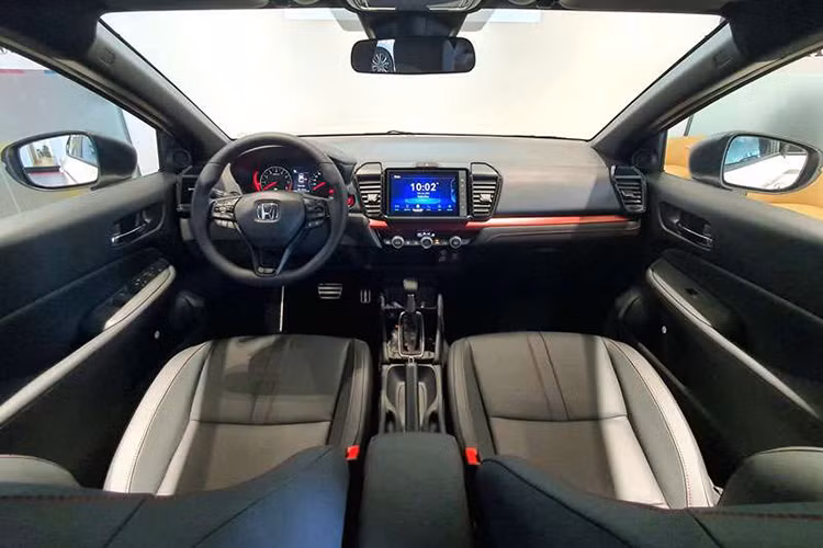 Chương trình ưu đãi của Honda Việt Nam sẽ được áp dụng cho khách hàng ký hợp đồng mua xe và hoàn tất thủ tục thanh toán 100% từ ngày 5/3 đến hết ngày 31/3/2024. So với xe sản xuất năm 2024, Honda City số VIN 2023 không có gì khác biệt về mặt trang bị hay thiết kế nhưng sẽ bị mất giá khi bán lại.