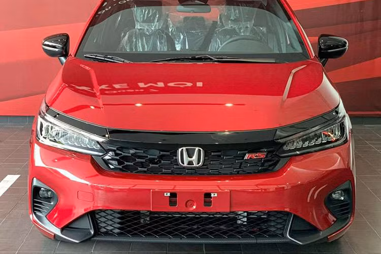 Trong khi đó, Honda City RS có giá 609 triệu đồng nên ưu đãi lệ phí trước bạ sẽ có giá trị tương đương 30 triệu đồng. Cũng cần phải nói thêm rằng chương trình khuyến mãi này dành cho Honda City bản G, L và RS sản xuất năm 2023 (số VIN 2023). Đây là động thái nhằm giải phóng xe còn tồn kho tại đại lý của Honda Việt Nam.