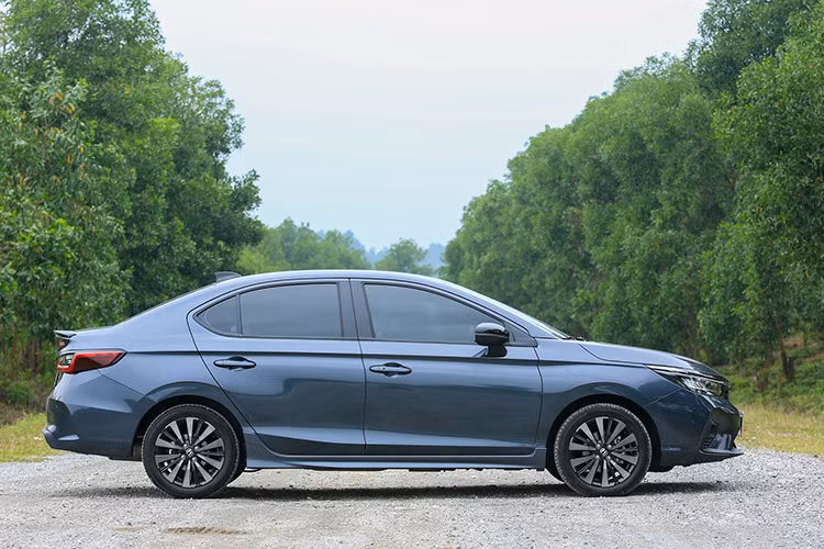 Đặc biệt, xe đã có thêm gói công nghệ an toàn chủ động Honda Sensing tiêu chuẩn - trang bị mà hai đối thủ Toyota Vios và Hyundai Accent còn thiếu. Ngoài ra, Honda City còn được bổ sung một nâng cấp quan trọng nữa là phanh đĩa phía sau.