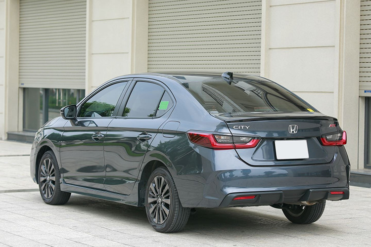 Ngoài ra, Honda City còn là mẫu xe bán chạy thứ 10 trên toàn thị trường Việt Nam trong năm ngoái. Honda City đã được bổ sung phiên bản nâng cấp giữa vòng đời vào năm 2023 với một số thay đổi nhẹ về thiết kế và trang bị.