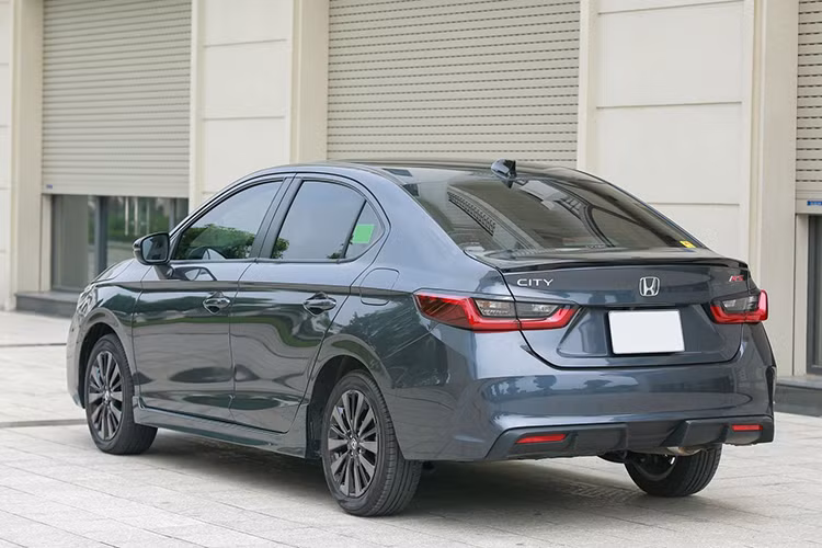 Ngoài ra, Honda City còn là mẫu xe bán chạy thứ 10 trên toàn thị trường Việt Nam trong năm ngoái. Honda City đã được bổ sung phiên bản nâng cấp giữa vòng đời vào năm 2023 với một số thay đổi nhẹ về thiết kế và trang bị.