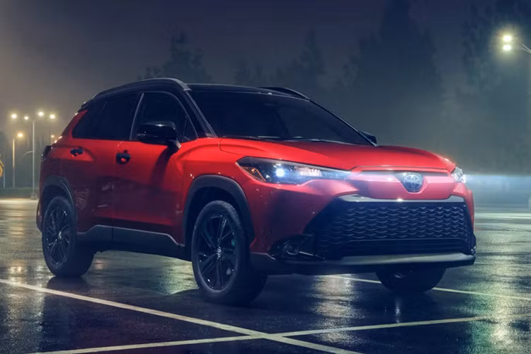 Hiện xe đang được phân phối tại Nhật Bản với 8 tùy chọn về màu sắc, bao gồm cả màu xám mới. Giá xe Toyota Corolla Cross 2024 dao động từ 2.184.000 - 3.459.000 yên (tương đương 358 - 567 triệu đồng).