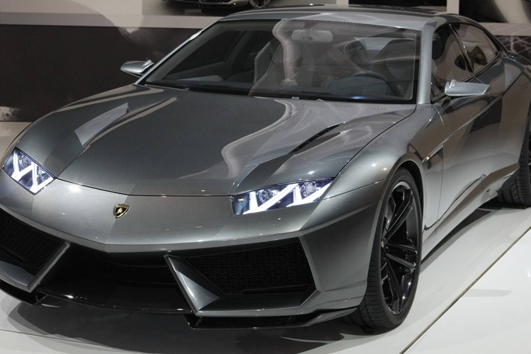 Các dòng xe Lamborghini sản xuất hàng loạt luôn có 1 đại diện ở phân khúc siêu xe thể thao dùng động cơ V10 và 1 đại diện khác ở phân khúc trang bị động cơ V12. Đầu tiên là thời kỳ của bộ đôi Gallardo và Murciélago, sau đó đến Huracan và Aventador còn mới nhất hiện nay là Temerario và Revuelto.
