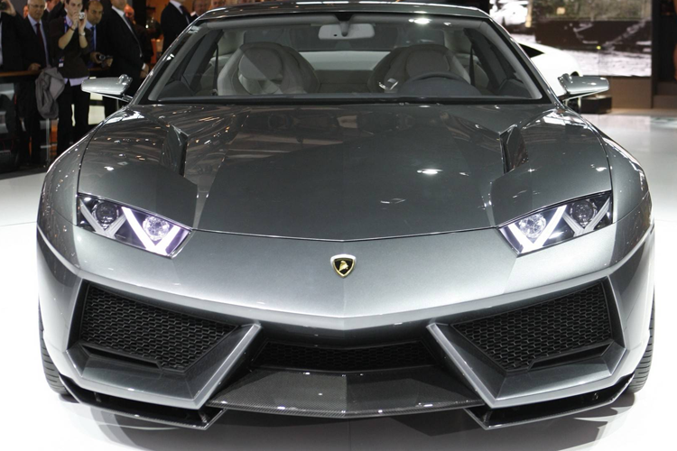 Porsche từng rất thành công khi trình làng mẫu Panamera và khiến nhiều hãng khác học theo. Chính vì thế, CEO Stephan Winkelmann của Lamborghini chia sẻ rằng họ từng cân nhắc hồi sinh bản concept Estoque .Estoque là một mẫu xe ý tưởng từng được Lamborghini cho giới thiệu tại triển lãm ô tô Paris năm 2008. 