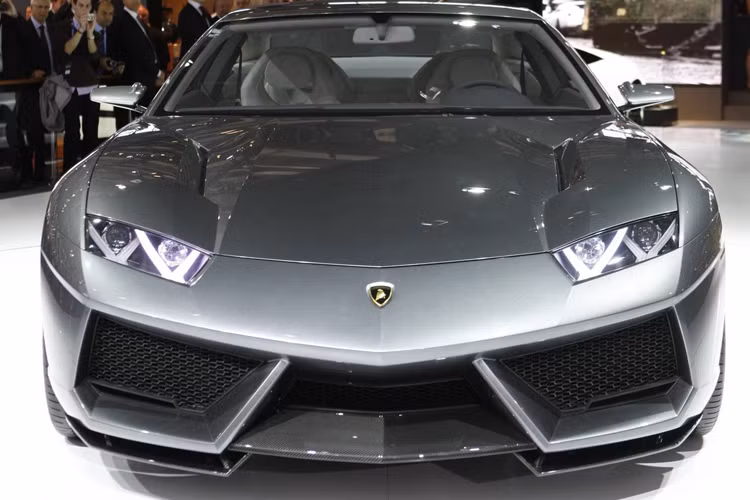 Porsche từng rất thành công khi trình làng mẫu Panamera và khiến nhiều hãng khác học theo. Chính vì thế, CEO Stephan Winkelmann của Lamborghini chia sẻ rằng họ từng cân nhắc hồi sinh bản concept Estoque .Estoque là một mẫu xe ý tưởng từng được Lamborghini cho giới thiệu tại triển lãm ô tô Paris năm 2008. 