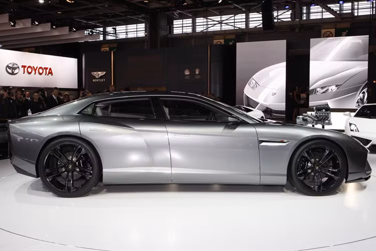 Chiếc xe này được mô tả là sở hữu cấu trúc động cơ đặt trước đầu tiên của hãng Italia sau thời kỳ SUV LM002 từ tận thế kỷ trước. Kiểu dáng sedan 4 cửa mang tính thực dụng và ngôn ngữ thiết kế đậm chất Lamborghini được đánh giá cao, tuy nhiên lúc đó chỉ có mỗi “bộ vỏ” là được hoàn thiện để đem trưng bày, còn toàn bộ hệ thống kỹ thuật đều chưa thành hình.