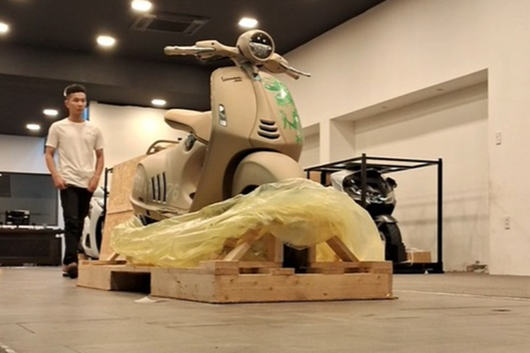 Hiện cửa hàng chưa tiết lộ giá xe Vespa 946 Dragon, tuy nhiên theo nhiều đồn đoán, giá xe sẽ không dưới 2 tỷ đồng. Chiếc Vespa 946 Dragon 2024 mới này vẫn đang trong quá trình đăng kiểm, hoàn tất các thủ tục trước khi chính thức được chào bán.