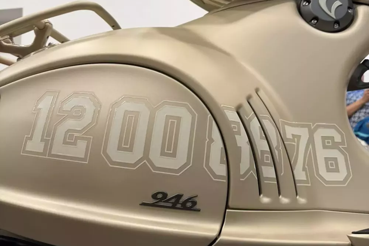 Xe gây ấn tượng với bộ “áo” màu vàng hoàng kim sang trọng có điểm nhấn là họa tiết rồng màu xanh ngọc lục bảo tương phản, xuất hiện dọc từ yếm cho đến đuôi xe. Được biết, bộ “áo” này của Vespa 946 Dragon được làm hoàn toàn thủ công ở Ý.