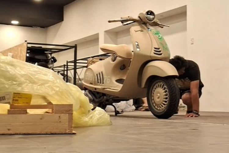 Cung cấp sức mạnh cho chiếc Vespa 946 Dragon tại Việt Nam này là động cơ xy-lanh đơn, dung tích 155 cc, mạnh 11,7 mã lực và 10,3 Nm.