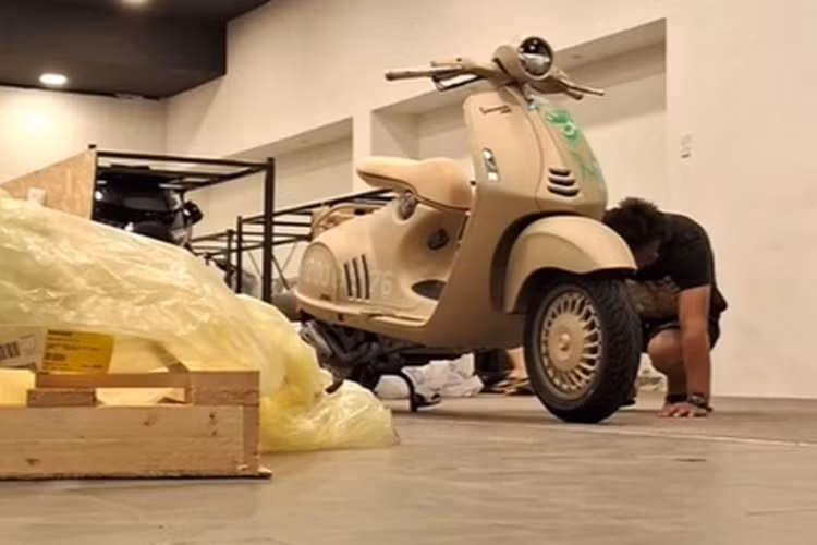 Cung cấp sức mạnh cho chiếc Vespa 946 Dragon tại Việt Nam này là động cơ xy-lanh đơn, dung tích 155 cc, mạnh 11,7 mã lực và 10,3 Nm.