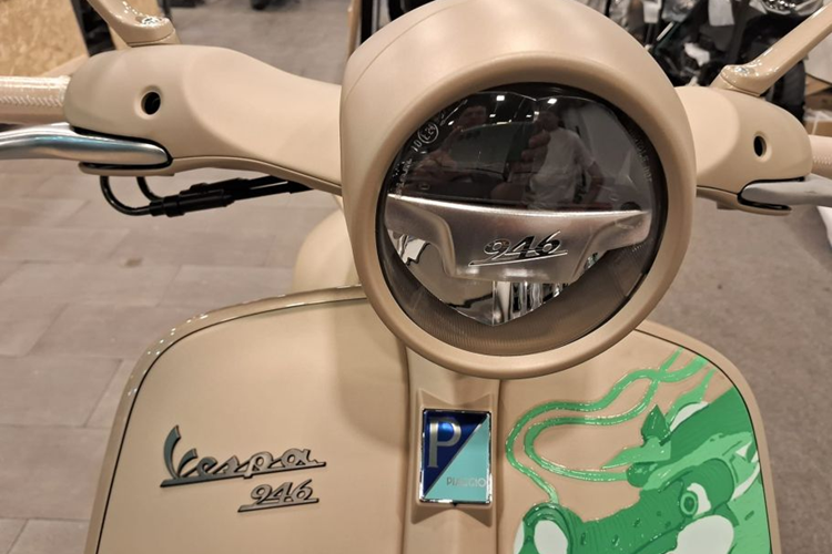 Ngoài ra, tùy từng thị trường xe còn có tùy chọn động cơ dung tích 125 cc. Vespa 946 Dragon sở hữu kích thước tổng thể dài x rộng x cao lần lượt là 1.965 x 730 x 1.405 mm.