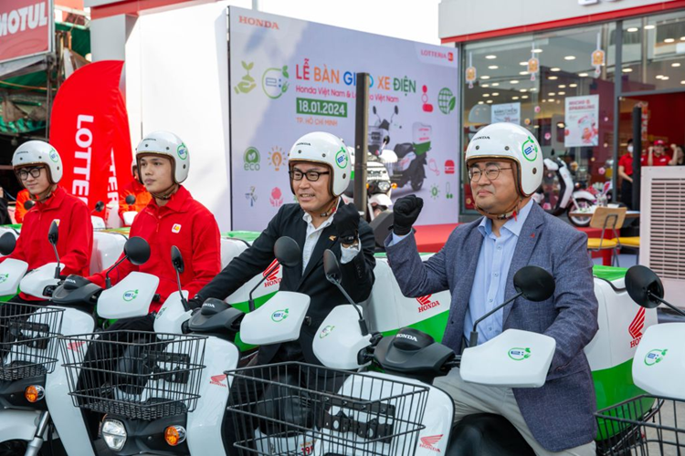 Bên cạnh đó, HVN đã và đang thúc đẩy sự chuẩn bị hướng tới tương lai xe điện tại Việt Nam như việc cho thuê PCX điện qua hệ thống HEAD, hợp tác với VNPost trong dự án xe điện giao hàng.