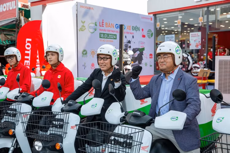 Bên cạnh đó, HVN đã và đang thúc đẩy sự chuẩn bị hướng tới tương lai xe điện tại Việt Nam như việc cho thuê PCX điện qua hệ thống HEAD, hợp tác với VNPost trong dự án xe điện giao hàng.