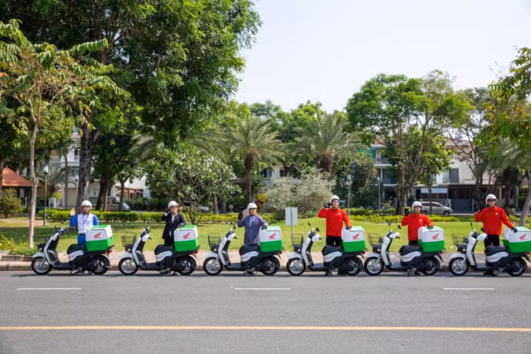 Tiếp nối những kết quả tích cực trên, năm 2024 này, HVN tiếp tục mở rộng quy mô hợp tác mô hình này với tập đoàn Lotteria Việt Nam. Trong buổi lễ sáng ngày 18/1/2024, HVN chính thức bàn giao 100 xe máy điện Honda Benly e: giao hàng trên hệ thống toàn quốc của Lotteria.