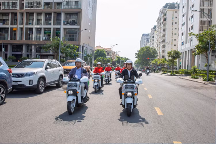 Việc chuyển đổi từ xe xăng sang xe điện trong ngành này không những góp phần bảo vệ môi trường bằng cách giảm lượng khí thải và ô nhiễm không khí, mà còn nhận được nhiều điểm cộng từ góc độ kinh tế và vận hành doanh nghiệp.