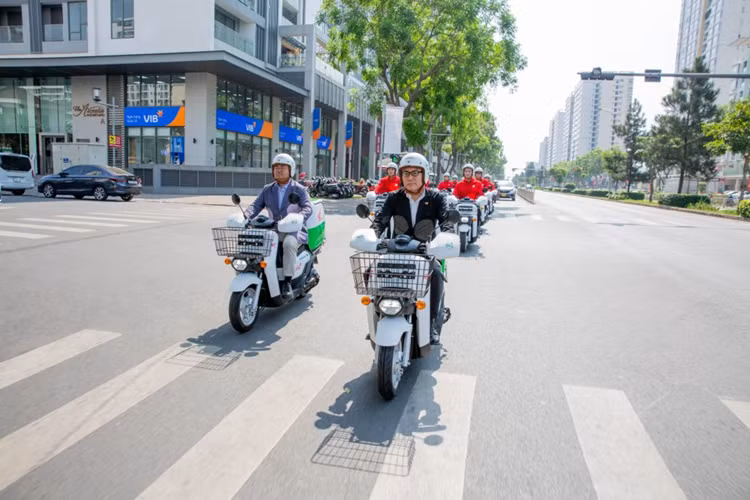 Năm 2022, HVN đã phối hợp cùng đối tác Bưu điện Việt Nam triển khai sử dụng xe điện cho dịch vụ giao hàng và thí điểm mô hình đổi pin điện nhằm tìm hiểu tính khả thi trong mô hình doanh nghiệp với doanh nghiệp thông qua hình thức vận chuyển hàng hóa.