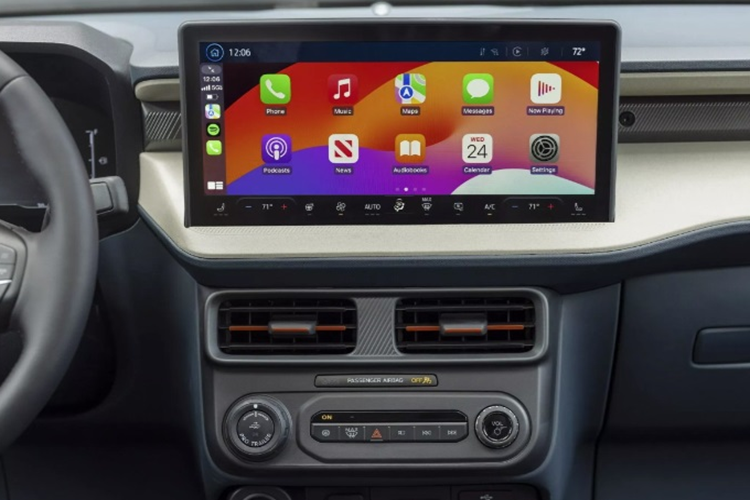 Về nội thất, khoang cabin của Ford Maverick 2025 cũng được nâng cấp đáng kể. Xe được trang bị: cụm đồng hồ kỹ thuật số 8 inch, màn hình cảm ứng 13,2 inch mới kết hợp với hệ thống thông tin giải trí SYNC4 và hỗ trợ kết nối Apple CarPlay, Android Auto không dây.