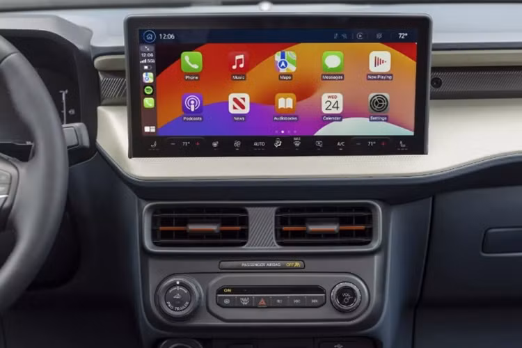 Về nội thất, khoang cabin của Ford Maverick 2025 cũng được nâng cấp đáng kể. Xe được trang bị: cụm đồng hồ kỹ thuật số 8 inch, màn hình cảm ứng 13,2 inch mới kết hợp với hệ thống thông tin giải trí SYNC4 và hỗ trợ kết nối Apple CarPlay, Android Auto không dây.