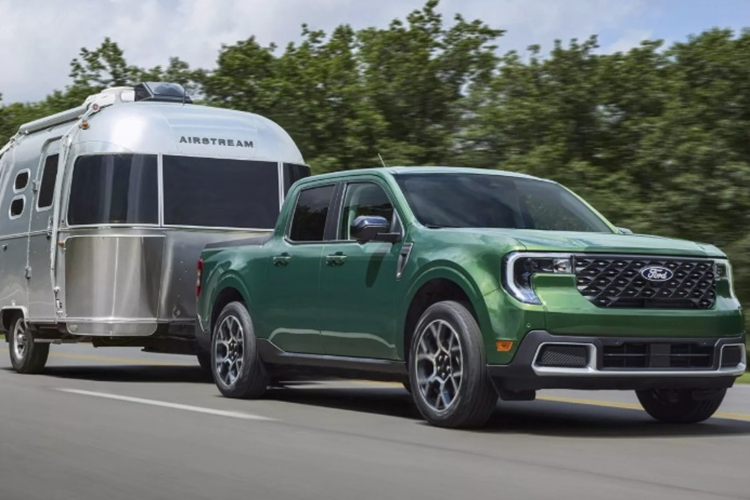 Thay đổi lớn nhất ở Ford Maverick 2025 mới chính là khu vực đầu xe với lưới tản nhiệt mới, đèn pha và cản trước cũng được làm lại, giúp tổng thể khu vực phía trước của xe mượt mà nhưng cũng không kém phần hầm hố.