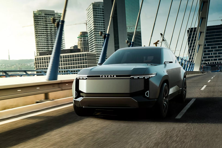 Trong khi đó, không có mốc thời gian nào được đề xuất cho mẫu xe nhỏ hơn, mặc dù đã có phiên bản concept vào năm 2021 với tên gọi “Compact Cruiser EV”. Chiếc xe này dự kiến có kích thước tương đương bZ4X nhưng sẽ tập trung hơn vào kiểu dáng và tiện ích.