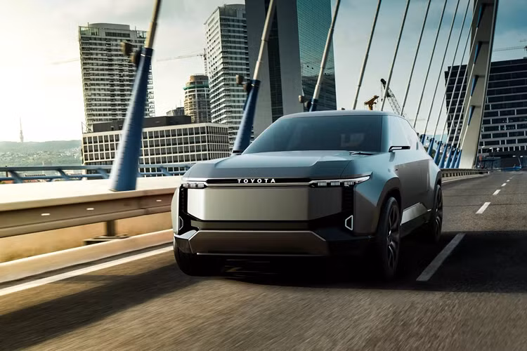 Trong khi đó, không có mốc thời gian nào được đề xuất cho mẫu xe nhỏ hơn, mặc dù đã có phiên bản concept vào năm 2021 với tên gọi “Compact Cruiser EV”. Chiếc xe này dự kiến có kích thước tương đương bZ4X nhưng sẽ tập trung hơn vào kiểu dáng và tiện ích.