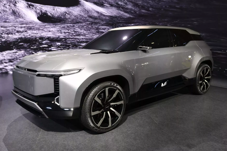 Mặc dù sẽ không tập trung vào địa hình như J250 Land Cruiser Prado, nhưng Toyota đảm bảo rằng Land Cruiser SE “có khả năng xử lý cao” khi di chuyển trên đường xấu. Động cơ điện có mô-men xoắn lớn sẽ giúp chiếc xe này tối ưu khả năng leo trèo trên các ngọn đồi hoặc địa hình đèo dốc.