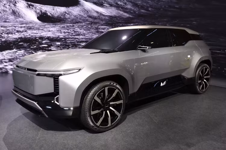 Mặc dù sẽ không tập trung vào địa hình như J250 Land Cruiser Prado, nhưng Toyota đảm bảo rằng Land Cruiser SE “có khả năng xử lý cao” khi di chuyển trên đường xấu. Động cơ điện có mô-men xoắn lớn sẽ giúp chiếc xe này tối ưu khả năng leo trèo trên các ngọn đồi hoặc địa hình đèo dốc.