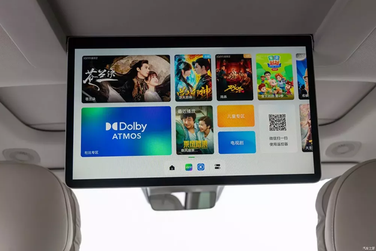 Nhìn sang một bên, Leapmotor C16 tuy là một mẫu SUV nhưng thân hình mảnh mai và việc áp dụng nhiều đường ngang cũng khiến nó trông rất giống một chiếc MPV. Xe chạy trên bánh xe 21 inch. Đuôi xe cũng có thiết kế mang phong cách gia đình, đèn hậu xuyên thấu rất quen thuộc.