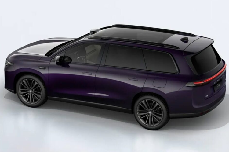 Hành khách phía sau có màn hình giải trí 15,6 inch có thể gập xuống từ trần xe. Hành khách hàng ghế thứ hai có ghế thuyền trưởng chỉnh điện có thể ngả 145° cùng với chức năng sưởi ấm và thông gió. Các bàn khay nhỏ gập từ phía sau ghế trước có thể điều chỉnh bằng giọng nói.