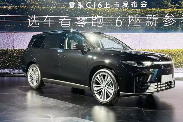 Phía trước và phía sau sử dụng kính cách âm hai lớp. Các phiên bản mở rộng phạm vi sử dụng động cơ 4 xi-lanh 1,5 lít có công suất tối đa 68 mã lực. Động cơ điện được gắn trên trục sau và cung cấp công suất lên tới 170 mã lực và mô-men xoắn 320 Nm. Dung lượng pin là 28,4 kWh.