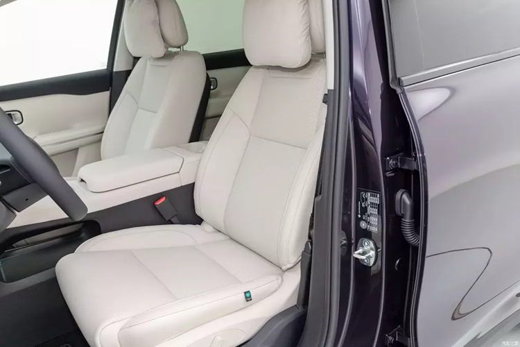 SUV điện Leapmotor C16 có kích thước tổng thể bao gồm chiều dài, chiều rộng và chiều cao lần lượt là 4.915 mm x 1.905 mm, 1.770 mm và chiều dài cơ sở là 2.825 mm, C16 sử dụng kiến trúc Leap 3.0 và có thiết kế CTC (cell to chassis) 2.0. Các mẫu xe chạy hoàn toàn bằng điện sử dụng công nghệ 800V.